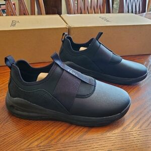 NWOT Clove Solo Sneakers